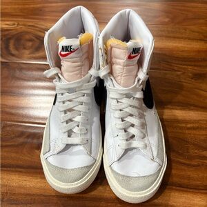 NIKE - Women’s Blazer Mid 77’ Vintage White Black Sneakers